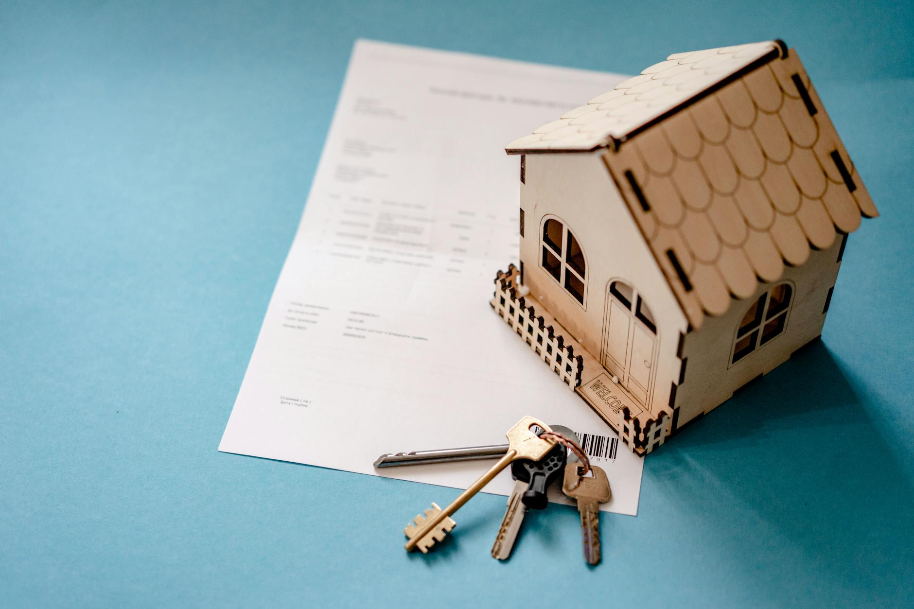 House keys and mortgage documents on a desk representing the changing mortgage market