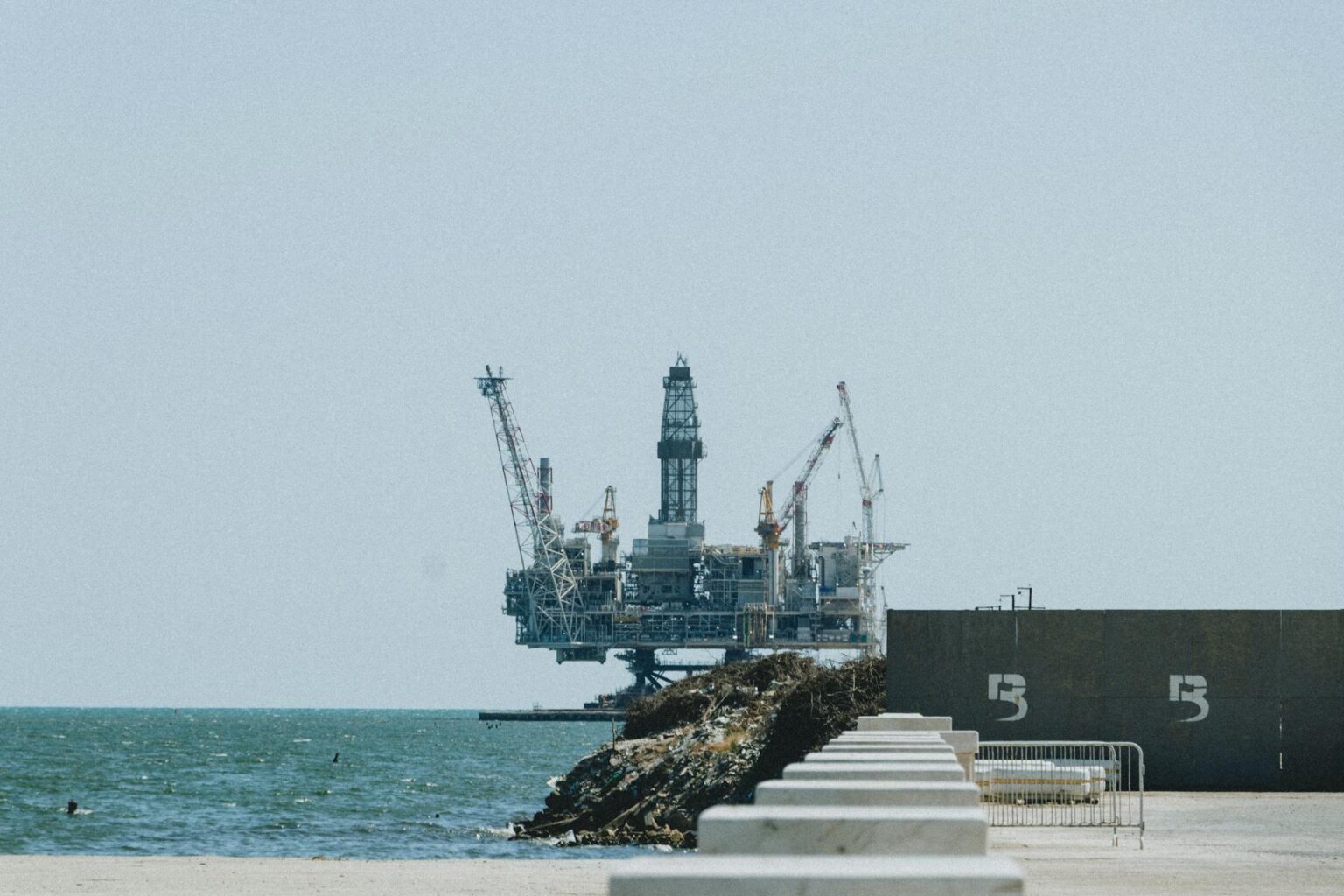 Oilfield Giants Predict Exploration Surge Amid Middle East Tensions Industrial oil drilling rig operating in field