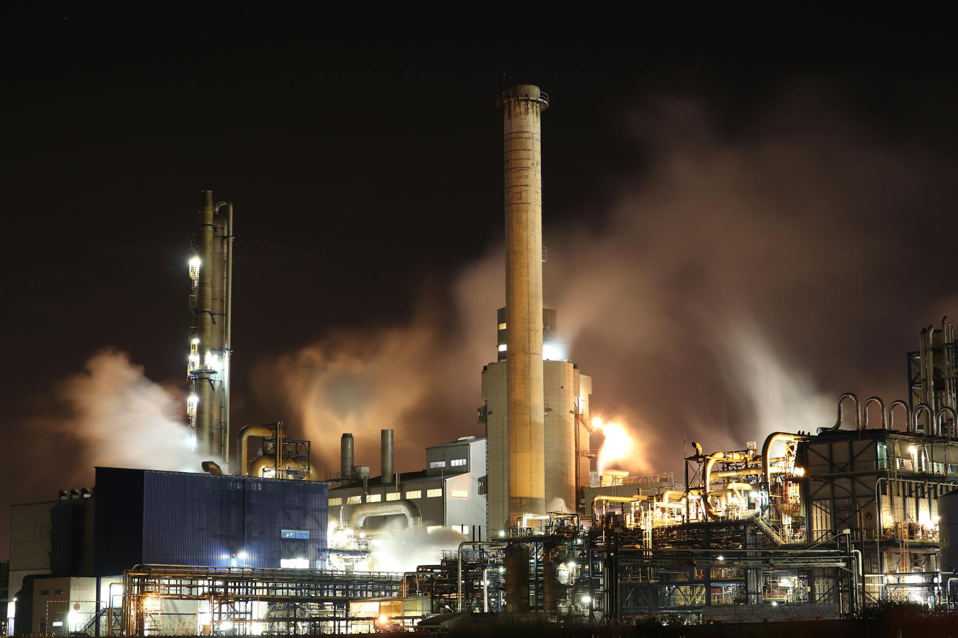 Oil refinery facility representing rising crude prices amid geopolitical tension
