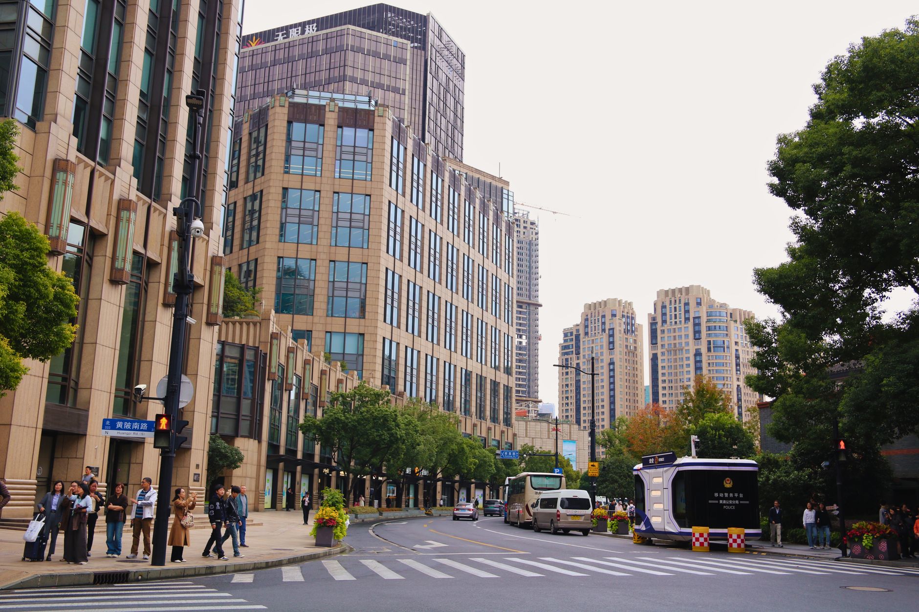 Heavy automotive traffic in a major Chinese city