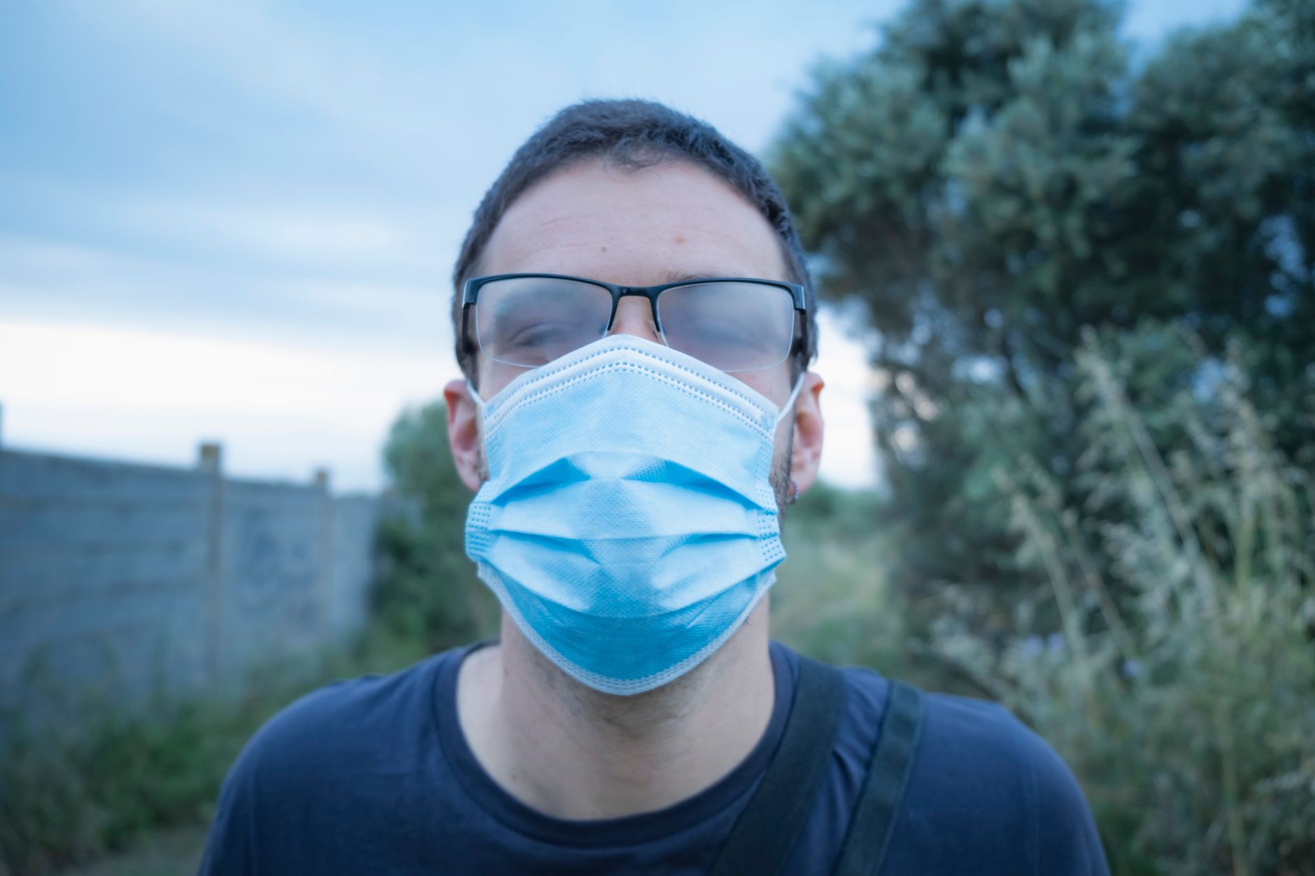 Person wearing a protective mask outdoors on a smoky day