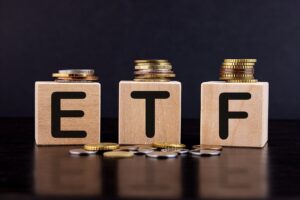 Investor reviewing dividend ETF performance on a laptop