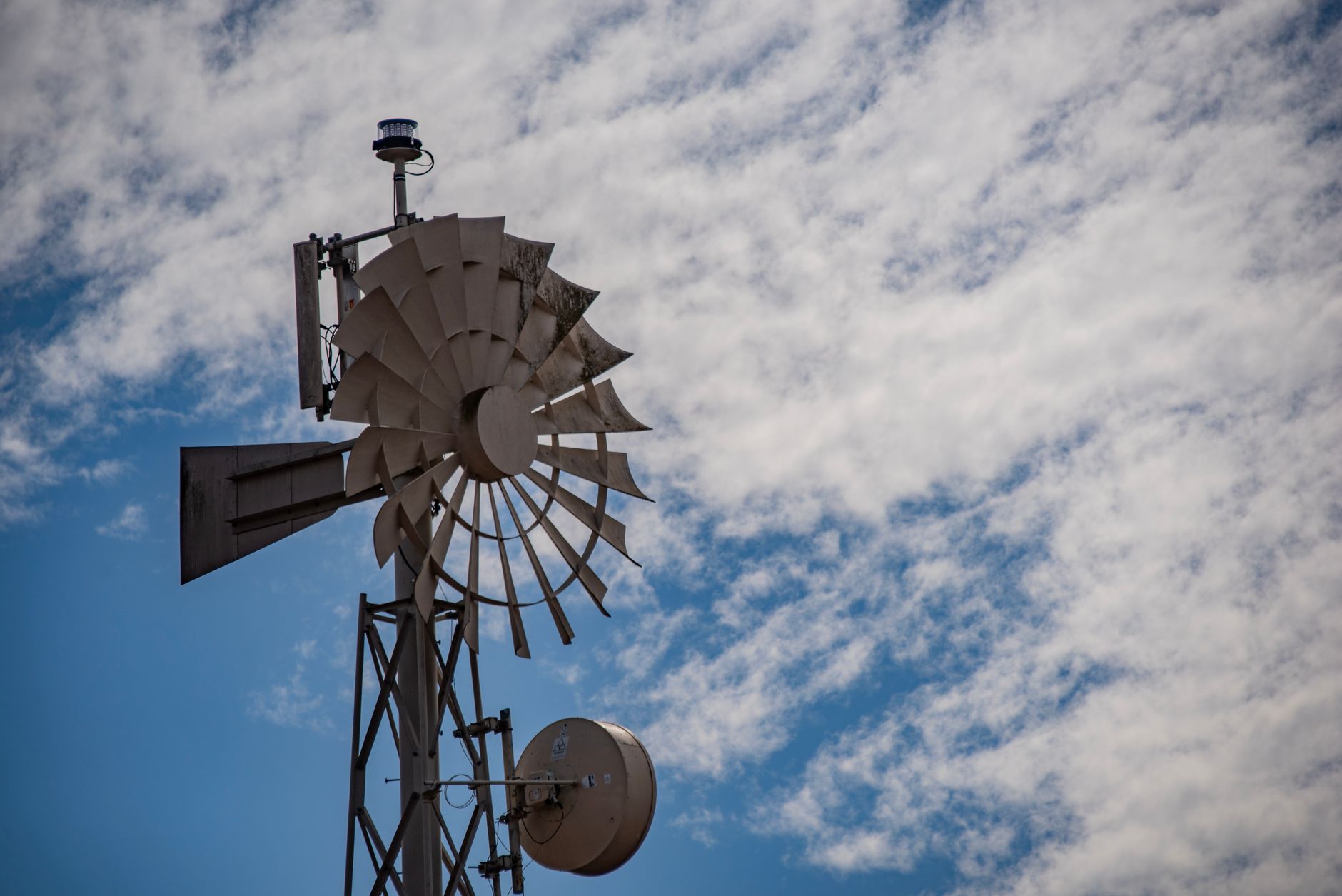 Satellite dish and technology infrastructure representing Starlink broadband expansion